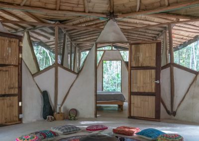 XAMADHI-HOLISTIC-RETREATS no es solo un lugar; es un santuario para el alma. Un centro holístico escondido en la selva maya, a 80 minutos de Cancún, donde la energía de la tierra te abraza desde que llegas.